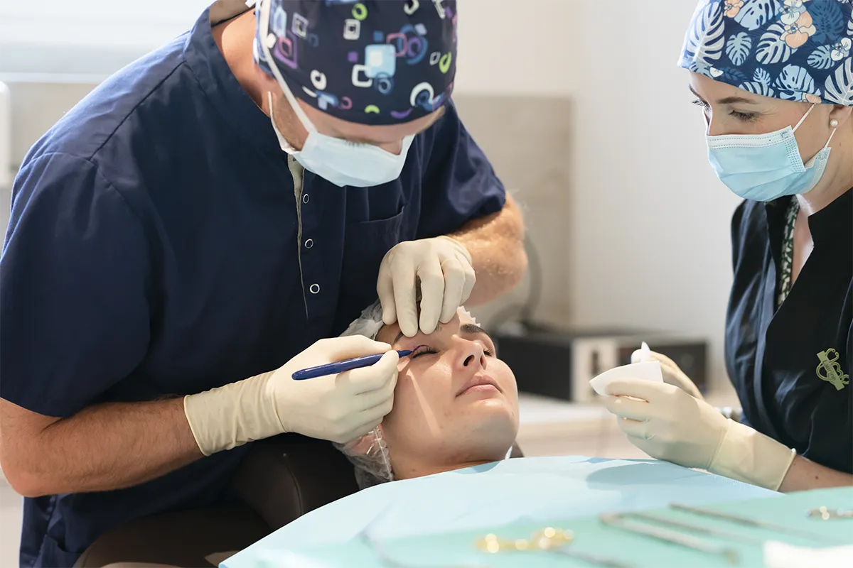 Dr Jean-Charles Rochefort, chirurgien maxillo-facial à Nancy, en intervention blépharoplastie